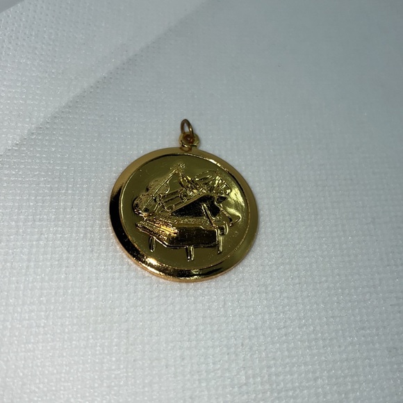 MUSICAL INSTRUMENT PENDANT CHARM GOLD TONE, PIANO, VIOLIN, SAXOPHONE, NOTES - Picture 11 of 13